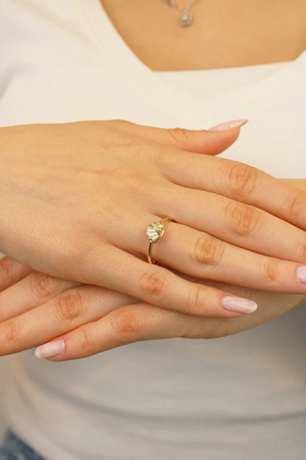 14 Carat Gold Enamel Oyster Ring