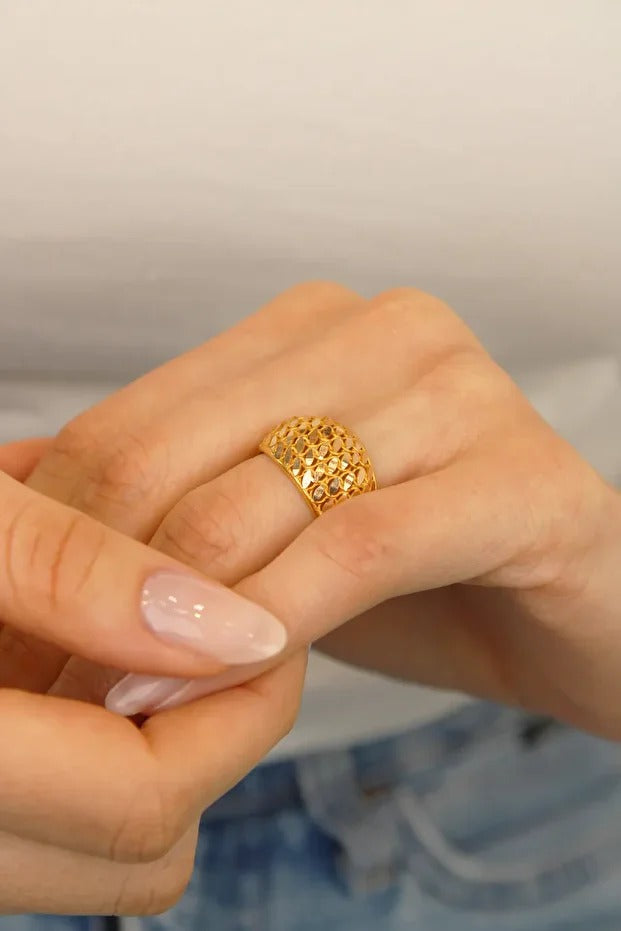 14 Carat Gold Mirrored Model Ring