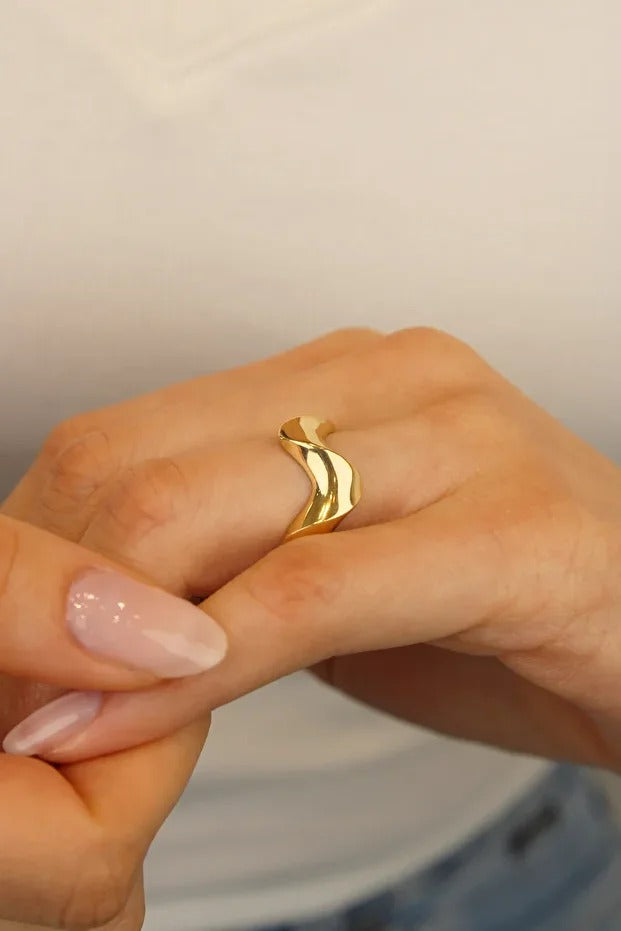14 Carat Gold Zigzag Shiny Ring