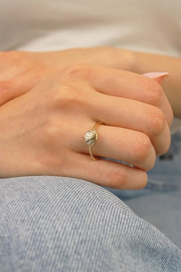 14 Carat Gold Enamel Oyster Ring