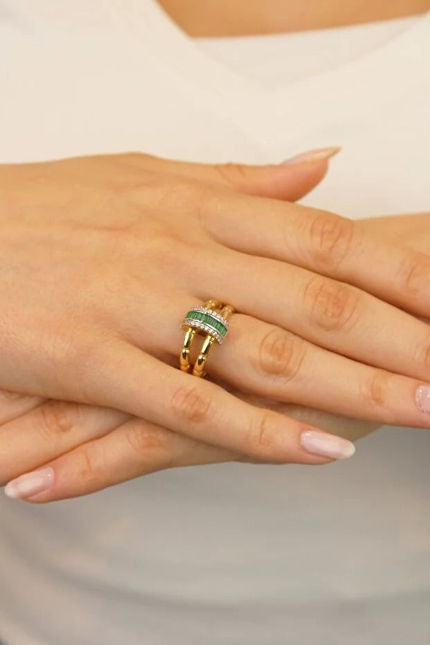 14 Carat Gold Green Baguette Stone Elegant Ring