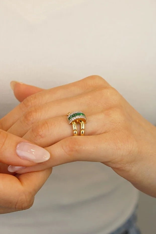 14 Carat Gold Green Baguette Stone Elegant Ring