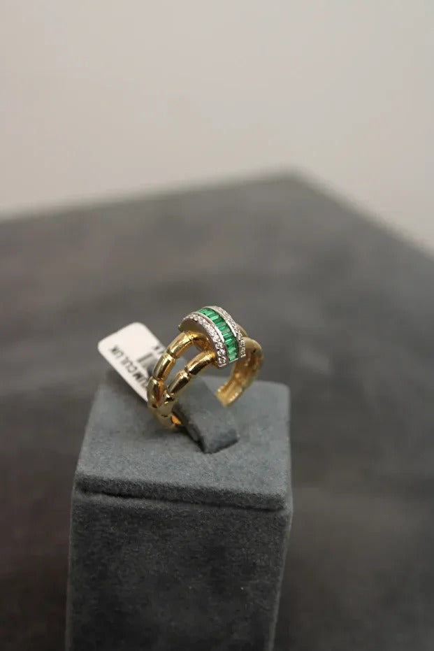 14 Carat Gold Green Baguette Stone Elegant Ring