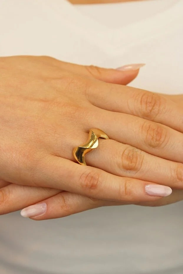 14 Carat Gold Zigzag Shiny Ring